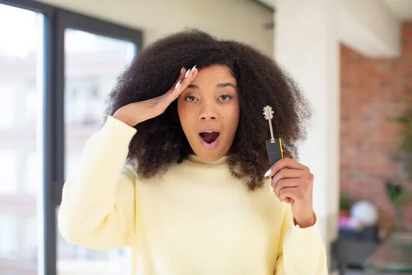 Mujer Negra Bastante Afro Buscando Feliz Asombrado Sorprendido Nuevo Concepto —  Fotos de Stock