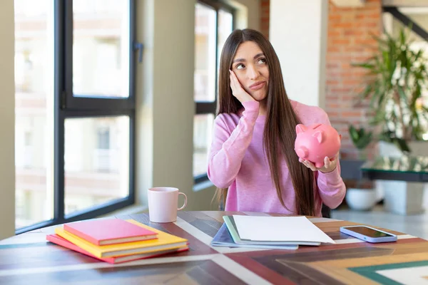 Sıkıldım, hayal kırıklığına uğradım ve yorucu bir günün ardından uykum geldi. Domuz kumbarası konsepti