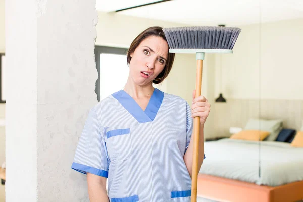 Young Pretty Woman Feeling Puzzled Confused Housekeeper Concept —  Fotos de Stock
