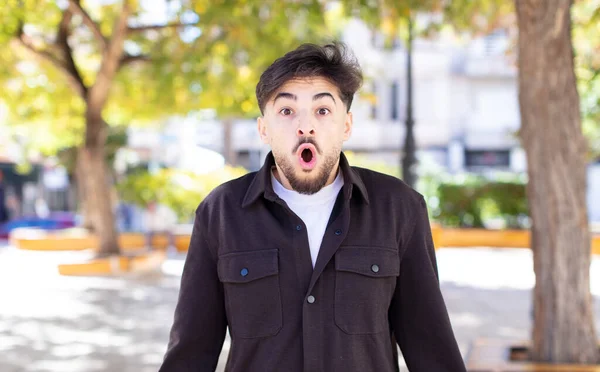 Pemuda Tampan Terlihat Sangat Terkejut Atau Terkejut Menatap Dengan Mulut — Stok Foto