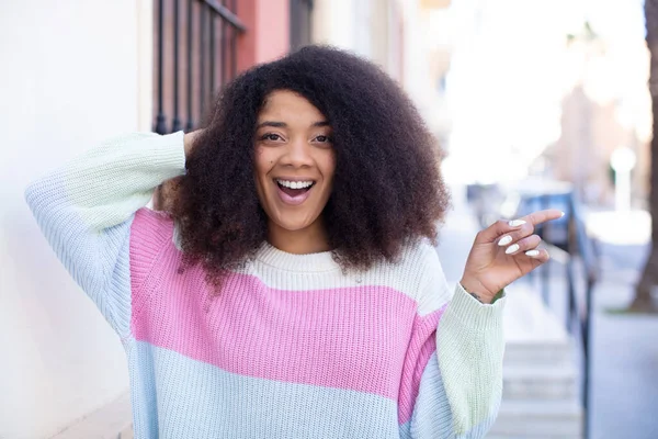 Afro Amerikan Güzel Kadın Gülüyor Mutlu Pozitif Şaşırmış Görünüyor Yanal — Stok fotoğraf