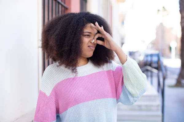 Afrykański Amerykanin Ładna Kobieta Czuje Obrzydzenie Trzymając Nos Aby Uniknąć — Zdjęcie stockowe