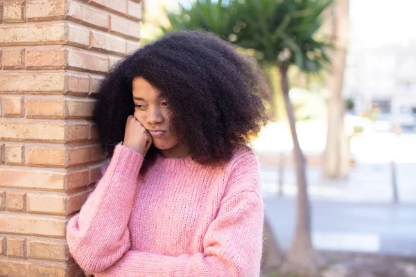 Mujer Bonita Afroamericana Sintiéndose Triste Estresada Molesta Por Una Mala —  Fotos de Stock