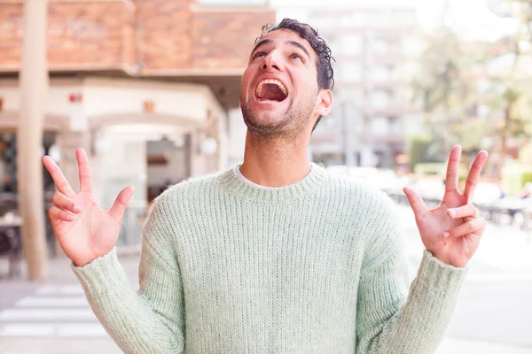 Genç Spanyol Adam Kendini Mutlu Şaşkın Şanslı Şaşırmış Hissediyor Zaferi — Stok fotoğraf