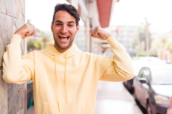 Νεαρός Ισπανόφωνος Άνθρωπος Αισθάνεται Χαρούμενος Ικανοποιημένος Και Ισχυρός Flexing Ταιριάζει — Φωτογραφία Αρχείου