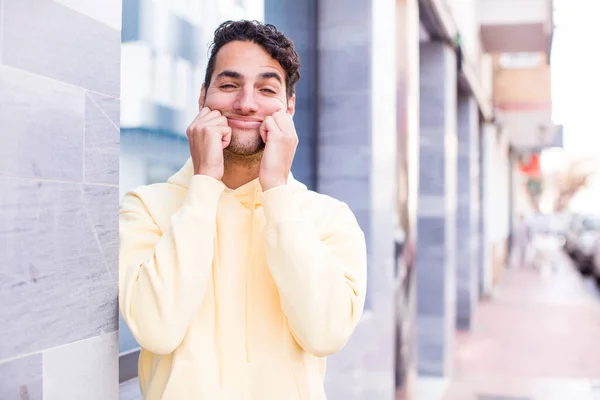 Junger Hispanischer Mann Lächelt Und Zeigt Auf Sein Eigenes Gefälschtes — Stockfoto
