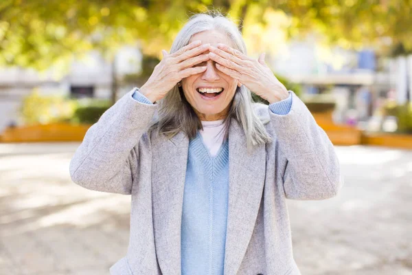 Senior Jubilado Bastante Blanco Cabello Mujer Sonriendo Sintiéndose Feliz Cubriendo — Foto de Stock