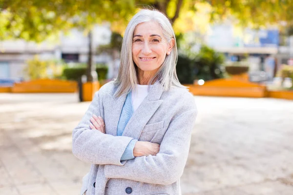 Senior Retired Pretty White Hair Woman Smiling Camera Crossed Arms — Stock Photo, Image