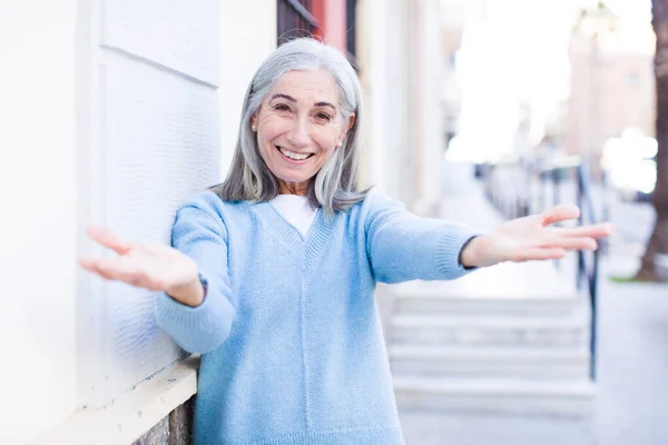 Senior Rentner Hübsche Weiße Haare Frau Lächelt Fröhlich Und Gibt — Stockfoto