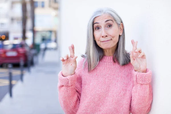 Senior Jubilado Bastante Mujer Pelo Blanco Cruzando Los Dedos Con — Foto de Stock