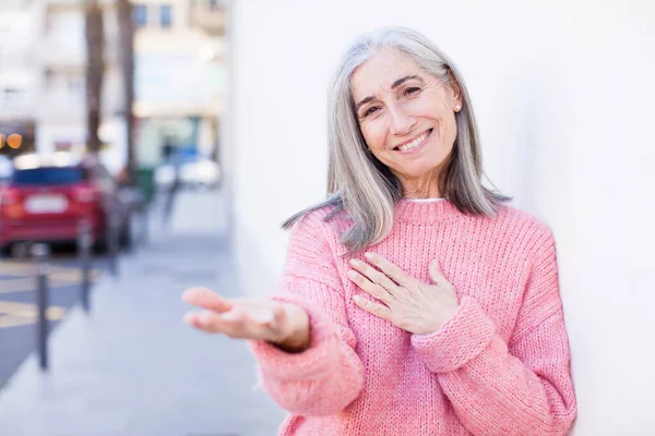 Senior Rentner Hübsche Weiße Haare Frau Fühlt Sich Glücklich Und — Stockfoto
