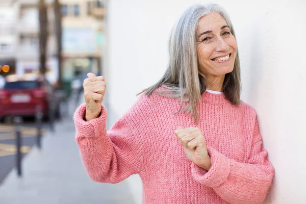 Senior Rentner Hübsche Weiße Haare Frau Lächelt Fröhlich Und Lässig — Stockfoto