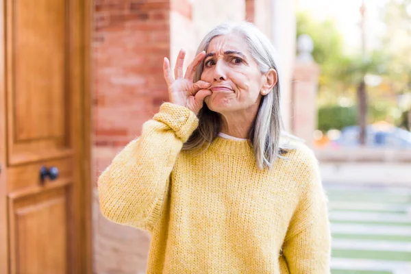Yaşlı Emekli Güzel Beyaz Saçlı Ciddi Görünen Bir Kadın Parmağının — Stok fotoğraf