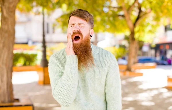 Рыжий Бородатый Мужчина Держа Щеку Страдая Боли Зубах Чувствует Себя — стоковое фото