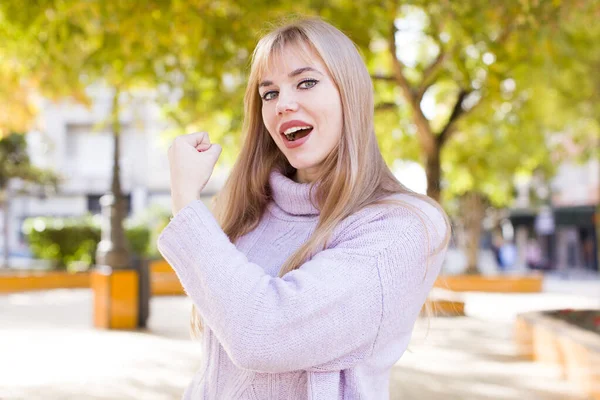 Fiatal Csinos Érzés Boldog Pozitív Sikeres Motivált Amikor Szembenéznek Egy — Stock Fotó