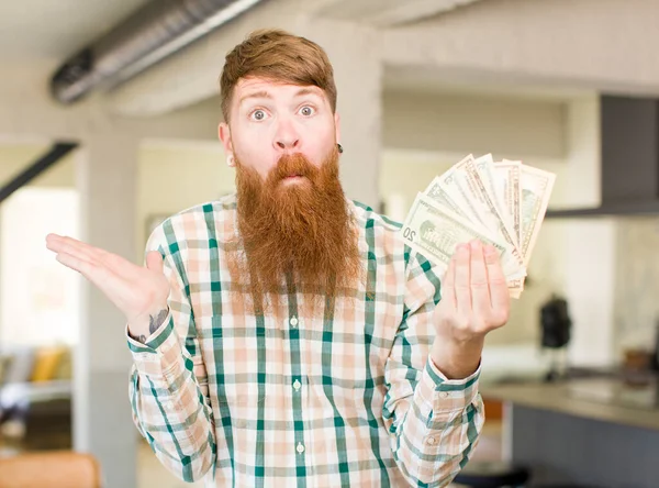 Rusovlasý Muž Pokrčení Rameny Pocit Zmatenosti Nejistoty Dolarovými Bankovkami — Stock fotografie