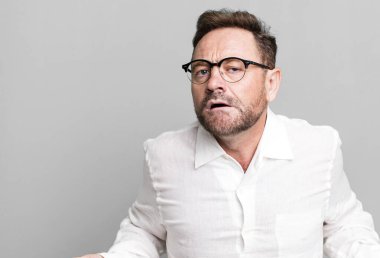 Aptal ve kafası karışık hissediyorum, hiçbir fikrim yok, aptal ya da aptal bir bakışla kafam karıştı.