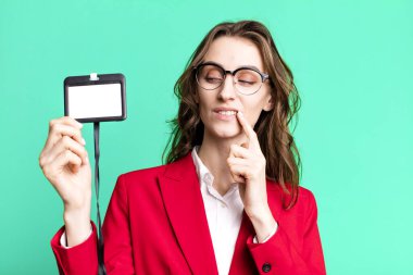 VIP kartı olan genç ve güzel bir kadın.