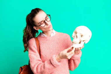 Genç ve güzel bir bayan üniversite öğrencisi.