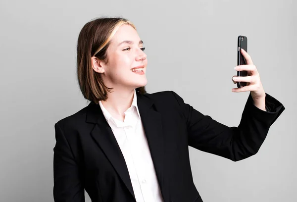 Młoda Ładna Businesswoman Pomocą Smartfona — Zdjęcie stockowe