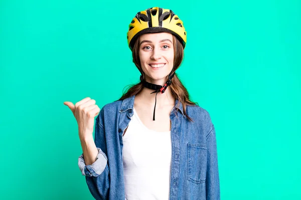 Jeune Jolie Femme Avec Casque Vélo — Photo