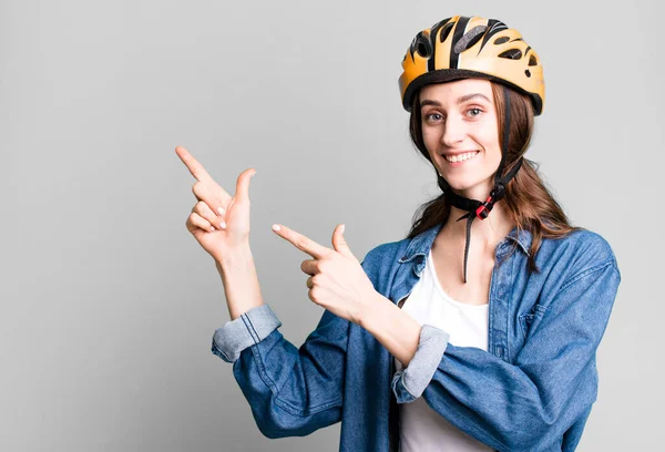 Jeune Jolie Femme Avec Casque Vélo — Photo