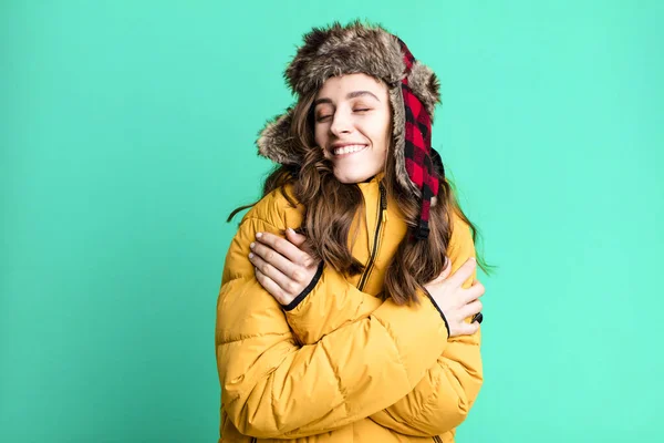 Νέα Όμορφη Γυναίκα Χειμωνιάτικα Ρούχα Έννοια Κρύου Και Χειμώνα — Φωτογραφία Αρχείου
