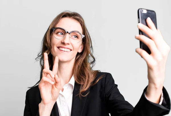 Ung Vacker Kvinna Som Tar Selfie — Stockfoto