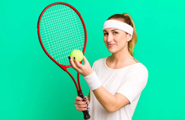 若い可愛い女だ テニスのコンセプト — ストック写真