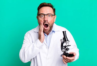 Orta yaşlı bir adam. Futbol topuyla bilim adamı konsepti spor koçu konsepti