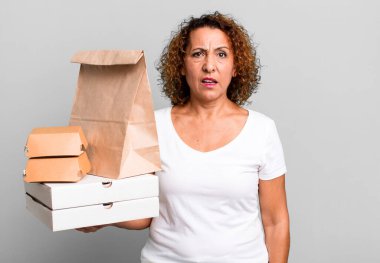 Oldukça orta yaşlı bir kadın kafası karışık ve şaşkın hissediyor. Fast food dağıtım konseptini kaldır..