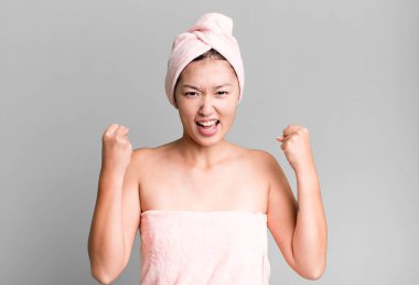 Güzel Asyalı kadın sinirli bir ifadeyle agresif bir şekilde bağırıyor. güzellik ve duş konsepti