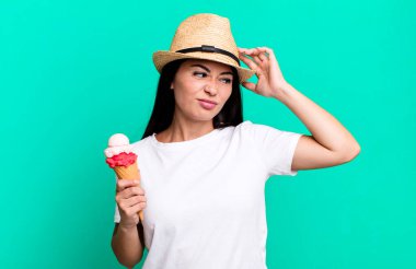 İspanyol güzel kadın şaşkın ve kafası karışık, kaşınan bir kafa hissediyor. dondurma ve yaz konsepti