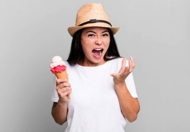 İspanyol güzel kadın umutsuz, hayal kırıklığına uğramış ve stresli görünüyor. dondurma ve yaz konsepti