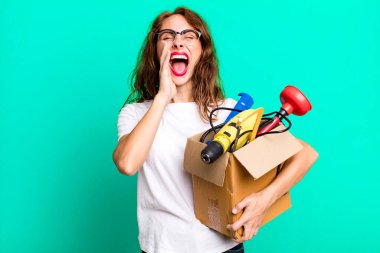 İspanyol güzel kadın kendini mutlu hissediyor. Alet çantasıyla ağızdan ağıza bağırıyor. Becerikli adam kavramı