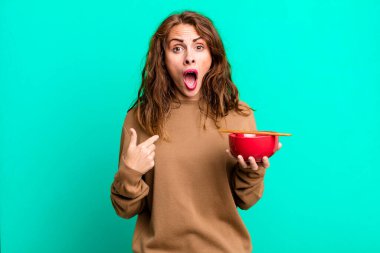 İspanyol güzel kadın şok olmuş ve şaşırmış görünüyor ağzı açık, kendini işaret ediyor.