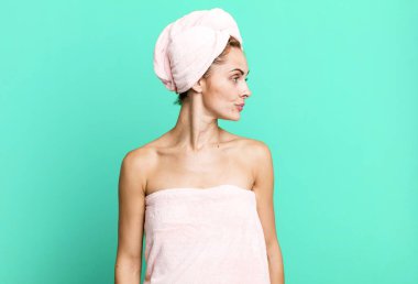 Profil görünümlü İspanyol güzel kadın. Düşünüyor, hayal ediyor ya da bornoz giyip hayal kuruyor. güzellik konsepti