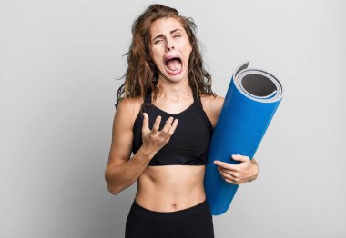 İspanyol güzel kadın umutsuz, hayal kırıklığına uğramış ve stresli görünüyor. fitness ve yoga konsepti