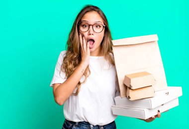 İspanyol güzel kadın şok olmuş ve korkmuş hissediyor. Fast food paketleriyle