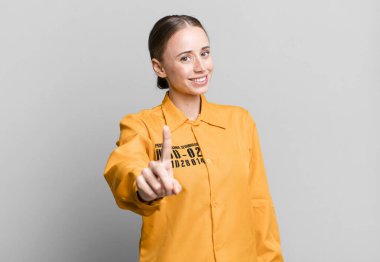 Beyaz tenli güzel kadın gururla gülümsüyor ve kendine güvenerek bir numara oluyor. suçluluk duygusu