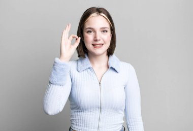 Genç, güzel bir kadın kendini mutlu hissediyor. Onayını veriyor.