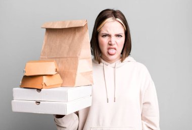 Genç ve güzel bir kadın iğreniyor, sinirleniyor ve dilini çıkarıyor. Fast food konseptini kaldır.
