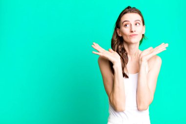 Genç güzel kadın şaşkın, şaşkın ve şüpheci hissediyor.