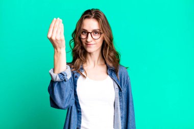 Genç ve güzel bir kadın kapiş ya da para hareketi yapıyor, sana ödemeni söylüyor.