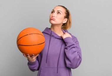 Genç ve güzel bir kadın stresli, endişeli, yorgun ve hayal kırıklığına uğramış hissediyor. Basketbol konsepti