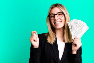 Dolar banknotları olan genç ve güzel bir iş kadını.