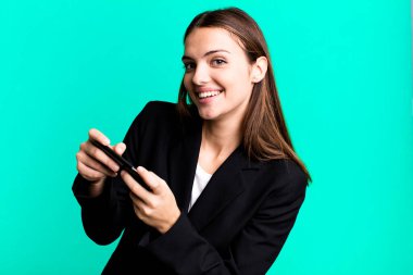 Genç ve güzel iş kadını akıllı telefonunu kullanıyor.