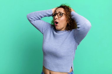 Orta yaşlı, ağzı açık bir İspanyol kadın korkunç bir hata yüzünden dehşete düşmüş ve şok olmuş görünüyor.