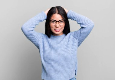 Güzel Latin bir kadın kendini stresli, endişeli, endişeli ya da korkmuş hissediyor. Elleri başının üstünde, hata yaptığında panikliyor.