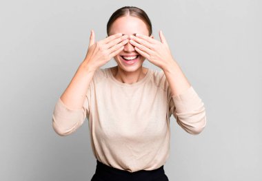 Gülümsüyor ve mutlu hissediyorum, iki elimle gözlerimi kapatıyorum ve inanılmaz bir sürpriz bekliyorum.